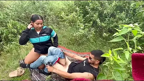 Un paseo por el bosque terminó con un polvo repentino y muy caliente - porno español