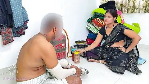 कोमल पति को सुबह जल्दी काम पर जाने के लिए नाहा कर खाना के लिए बैठे रोटी नहीं बानी थी