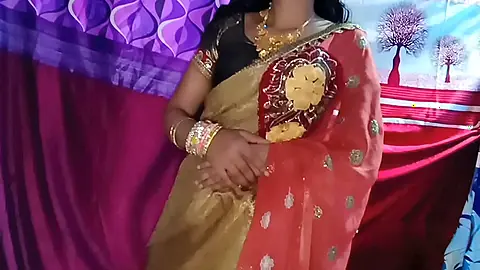 अरे कमबख्त में तेरी भाभी हूं धीरे धीरे चोद ले क्यों भौजी भइया येसे नहीं चोदते अब घुसा भी लेने दो भौजी