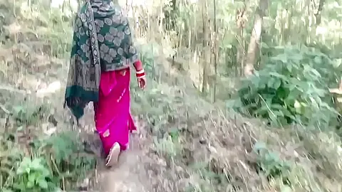 Desi village bhabhi went for a walk in the forest and showed her pussy, breasts and ass by lifting her saree and inserting brinjal in it. Hindi audio player like this