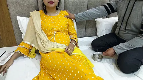 Indian Desi dost ki maa ke sath chudai mazaa lete hoye uski gori chut main ungli dal ke uske chuche chuss dale