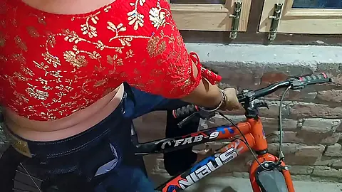 साइकिल चलाने की जिद कर रही थी