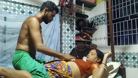 Aunty ne naya saree or blouse ke sath sex kra apne husband ke sath