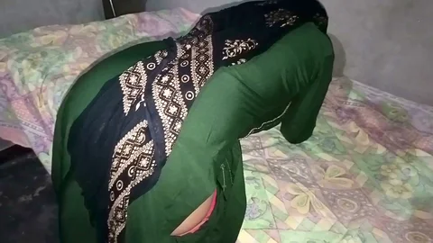 Sasur bahu anal fuck- Desi Indian bahu gets painful anal fuck with father-in-law when she taking gift from sasurji