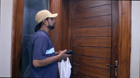 Delivery boy get unexpected bonus from girl costomer