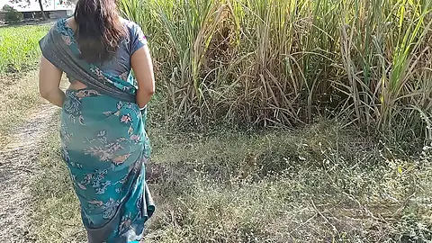 कोमल ने बिना पहचाने लोगो के खेत में मूत रही थी तो घर में लाकर चोदा
