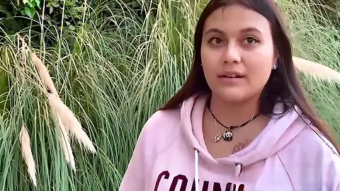 Una inocente jovencita se deja follar por dinero