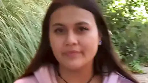 Una inocente jovencita se deja follar por dinero