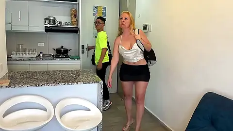 Madrasta e hijastro en una habitación. Pooltravix And BlondeLatinMom