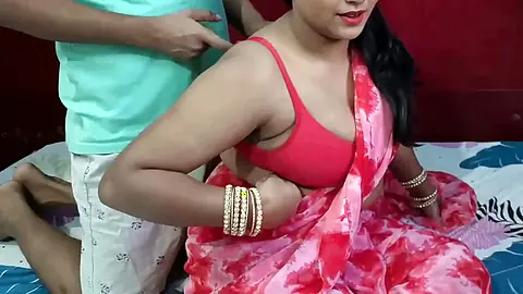 हॉर्नी स्टेपमॉम ने कहा बेटा मेरा ब्रा हुक बंद करदे, फिर सौतेली माँ की पलंगतोड़ हिंदी में चुदाई