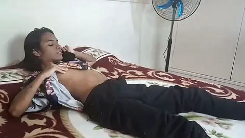 Jovem na sua descoberta fazia sexo virtual, até o meio irmão ensinar para ela o que era sexo de verdade