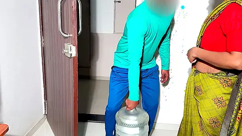 कोमल मेरे मरद आठ दिन से घर पर नहीं है मुझसे ए पानी बोटल नहीं उठाती है