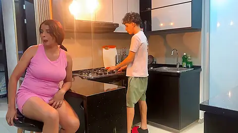 Shh que el cornudo se da cuenta. Mi marido esta distraído y mi vecino me folla muy duro