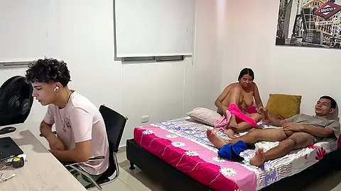 Mi mejor amigo me folla muy fuerte mientras el cornudo de mi marido hace un trabajo.